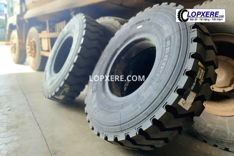 lop-blacklion-danh-cho-xe-tai-va-container