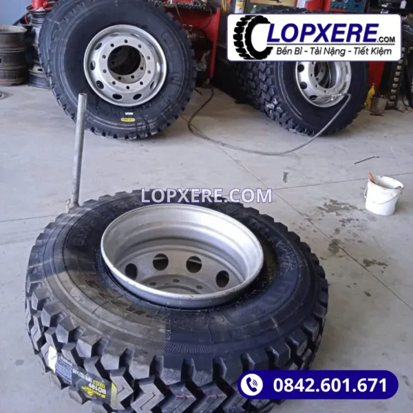 Lốp xe ben Blacklion BD189 12r22.5 gai bệt 18PR giá tốt