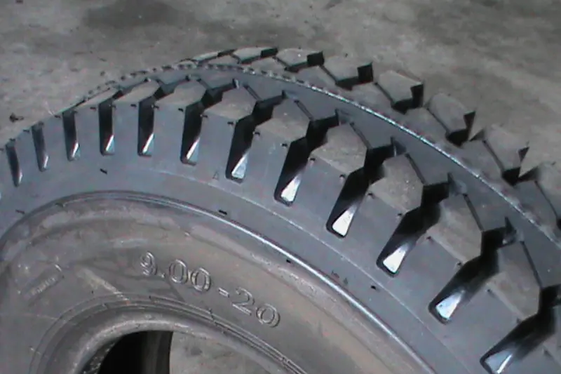 Có nên sử dụng lốp dán cho xe tải hay không?