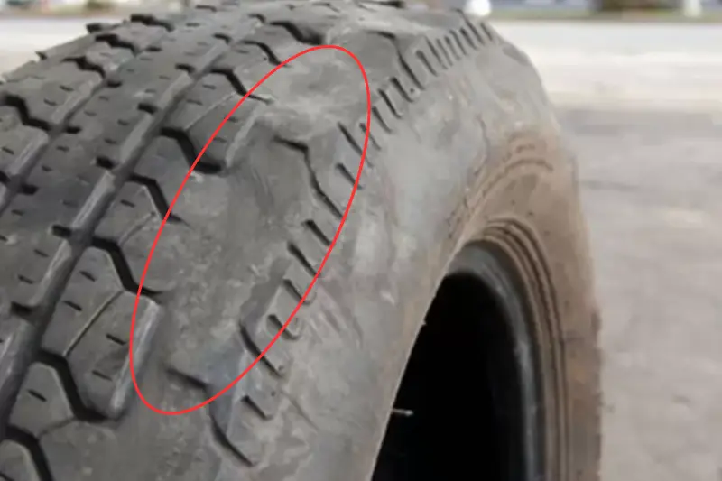 Lốp xe tải mòn lệch về một bên