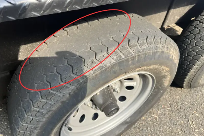 Lốp xe tải mòn ở vị trí chính giữa