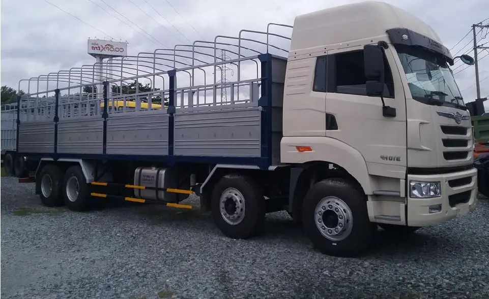 Xe tải 4 chân tải trọng 17,9 tấn của hãng Faw sử dụng lốp 12r22.5