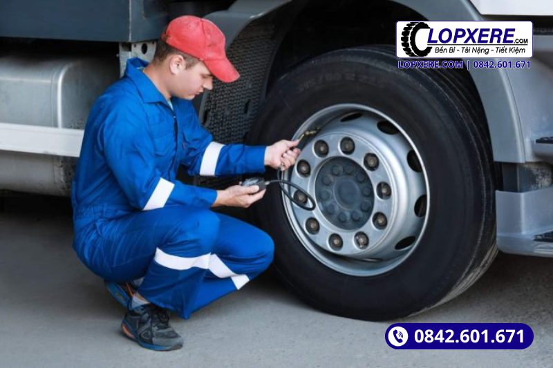 Kiểm tra áp suất lốp xe thường xuyên giúp hạn chế rủi ro và đảm bảo lái xe an toàn