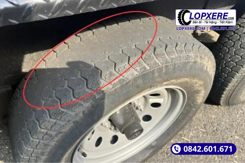 Lốp xe mòn không đều ở giữa do áp suất lốp quá căng